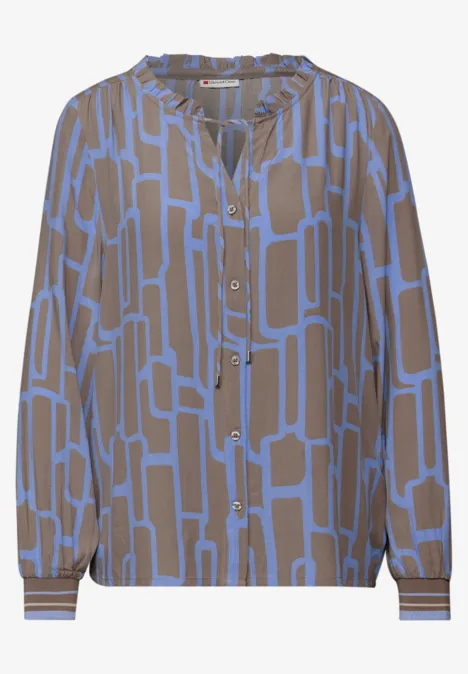 Braune Bluse mit hellblauem, geometrischem Kettendesign, V-Ausschnitt und gestreiften Manschetten.